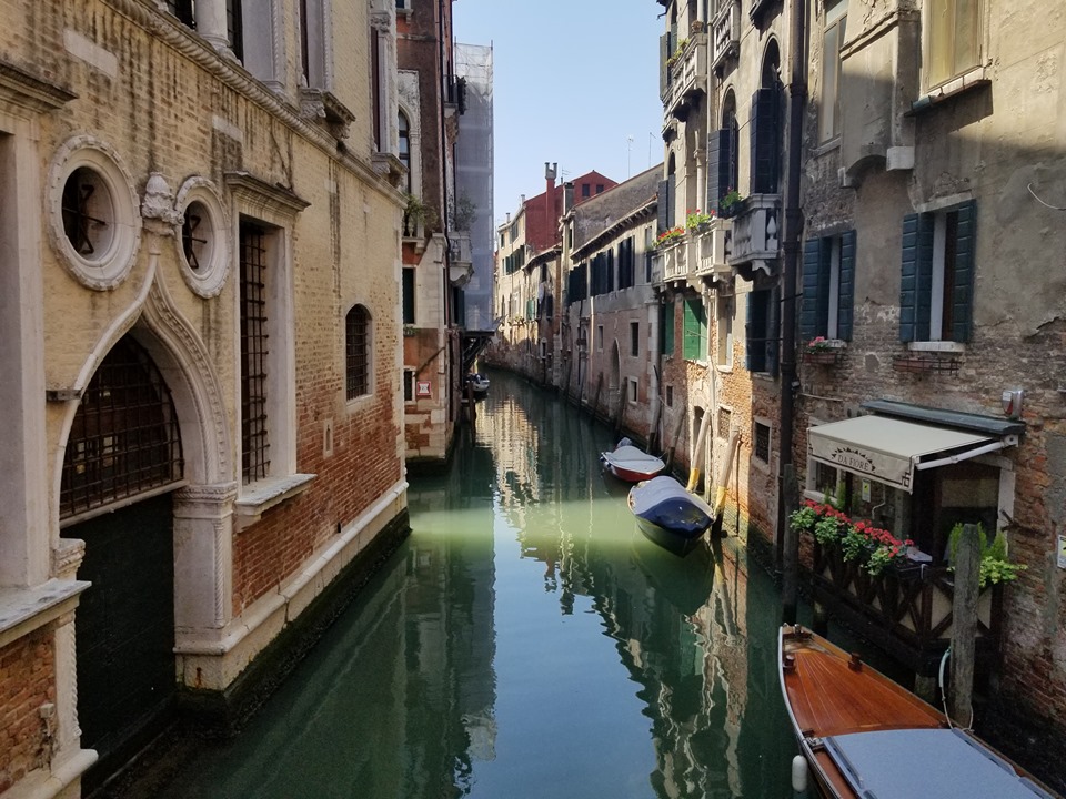 Итали улс, Венец хот. Усан дээр байрлах хот