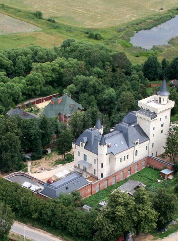 Пугачева замок в деревне грязь фото. Замок в деревне грязь Максима Галкина. Дача Максима Галкина деревня грязь. Замок Галкина и Пугачевой в деревне грязь. Дом Максима Галкина в деревне грязь.