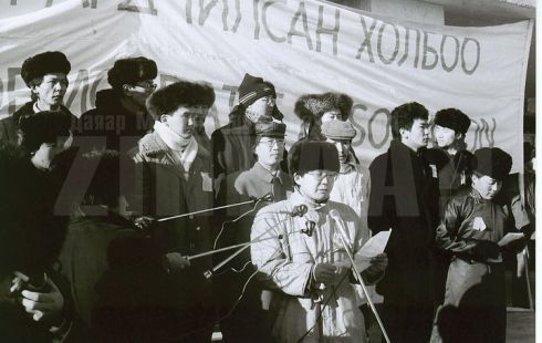 Моах-ны анхны цуглаанаар өргөн барьсан бичиг