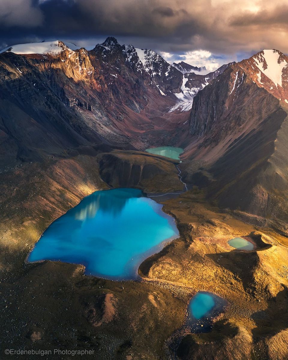 Хархираан уулс дундах үзэсгэлэнт өнгөлөг нуурнууд.