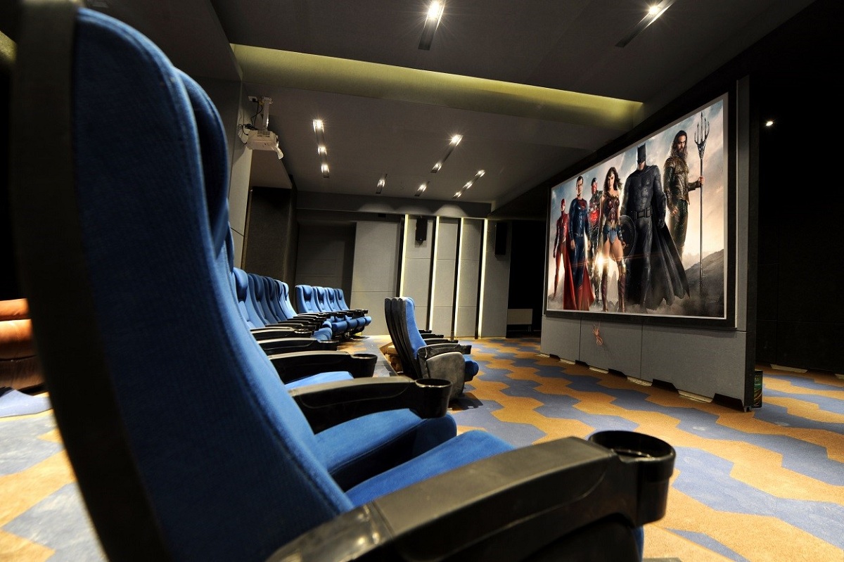 Оршин суугчдад төлбөргүй үйлчлэх vip кино театрт тухлан сууж хүссэн киногоо үзэх боломжтой 