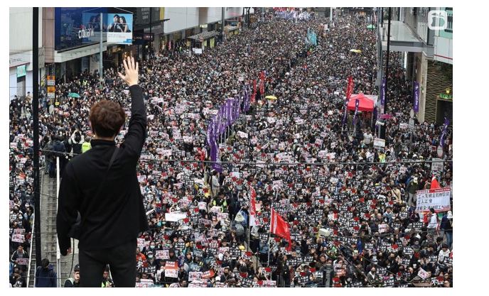 Залуу удирдагч Жошуа Вонг 2020 оны эхний өдөр эрх чөлөөгөө хамгаалахаар боссон Хонгконгчуудын өмнө зогсож байна