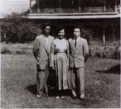 1957 оны намар Зуны ордны засварын ажлын даамал Баатар, Монгол хэлний орчуулагч Хандсүрэн нарын хамт.