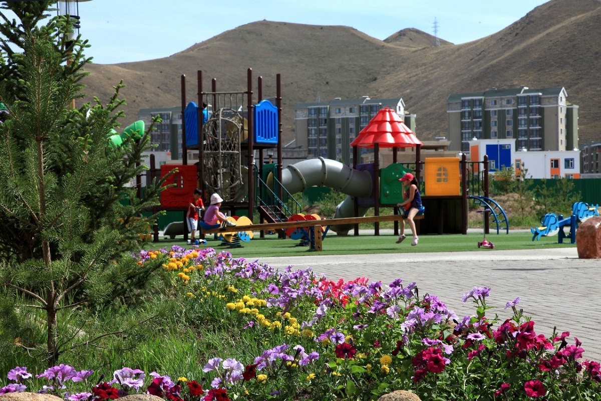 Оршин суугчдад зориулсан, авто замаас хол, аюулгүй орчинг бүрэн хангасан хүүхдийн тоглоомын талбай 