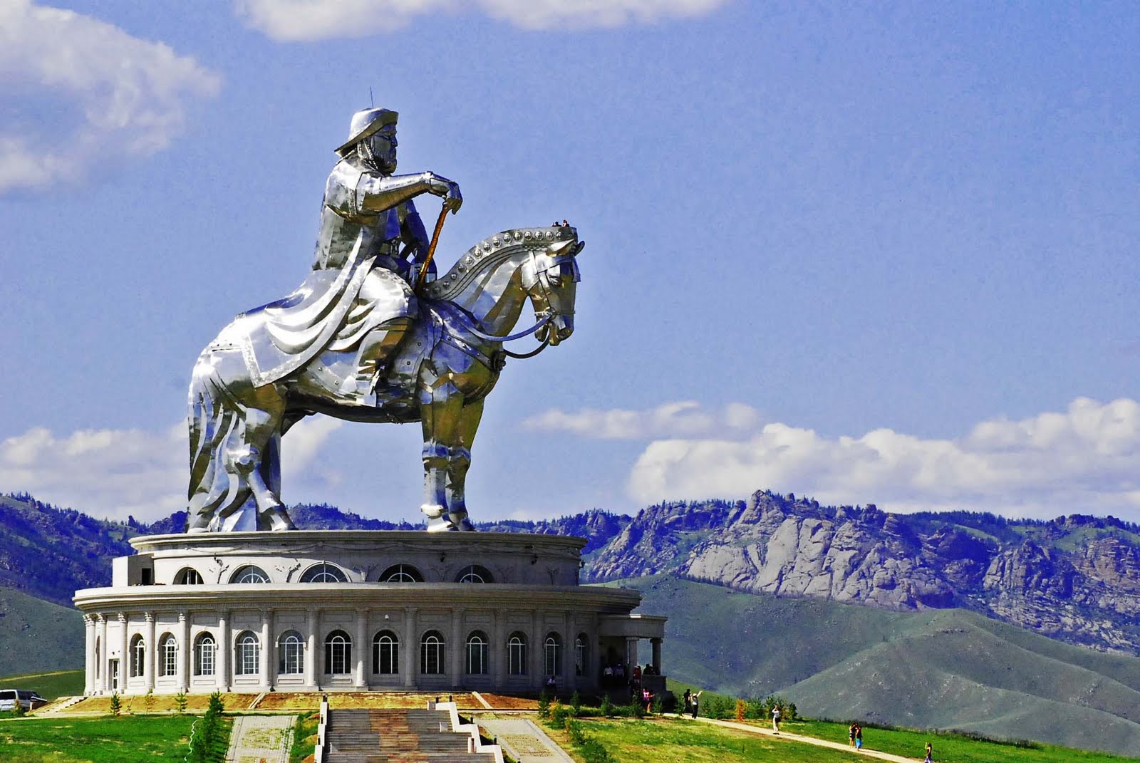 Монголия самое главное. Статуя Чингисхана в Монголии. Памятник Чингисхану в Улан-Баторе. Конная статуя Чингисхана в Монголии. Статуя Чингисхана в Цонжин-Болдоге Улан-Батор.