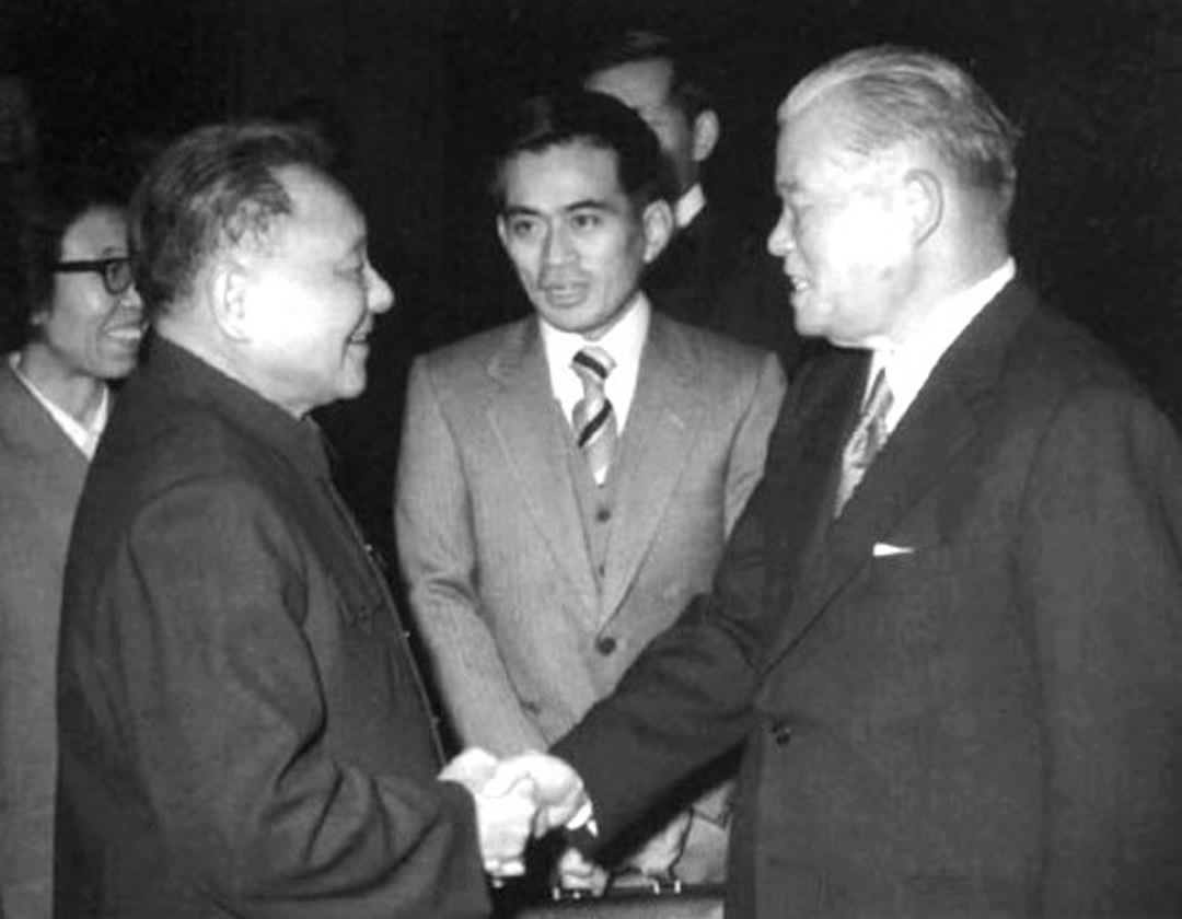 Дэн Шяопин (зүүн) Японы ерөнхий сайд Масаёши Охиратай-тай 12 сарын 6 өдөр уулзаж буй нь  China.org.cn Photo