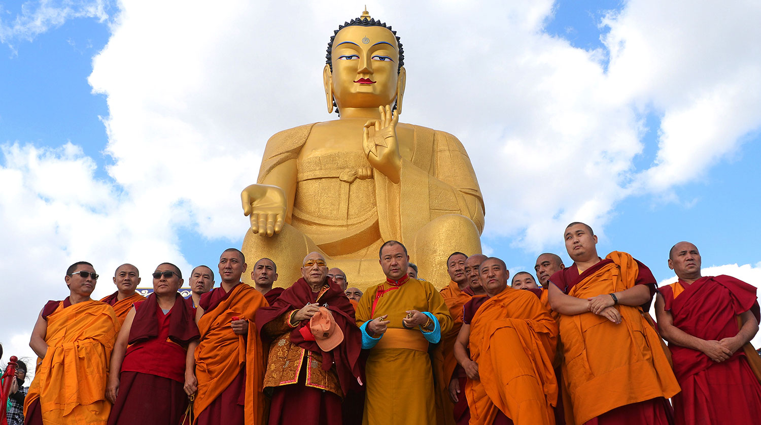 Большая часть исповедует буддизм. Будда Майтрейя Калмыкия статуя. Лагань Будда. Будда Майтрейя Лагань. Будда Майтрейя статуя в Лагани.